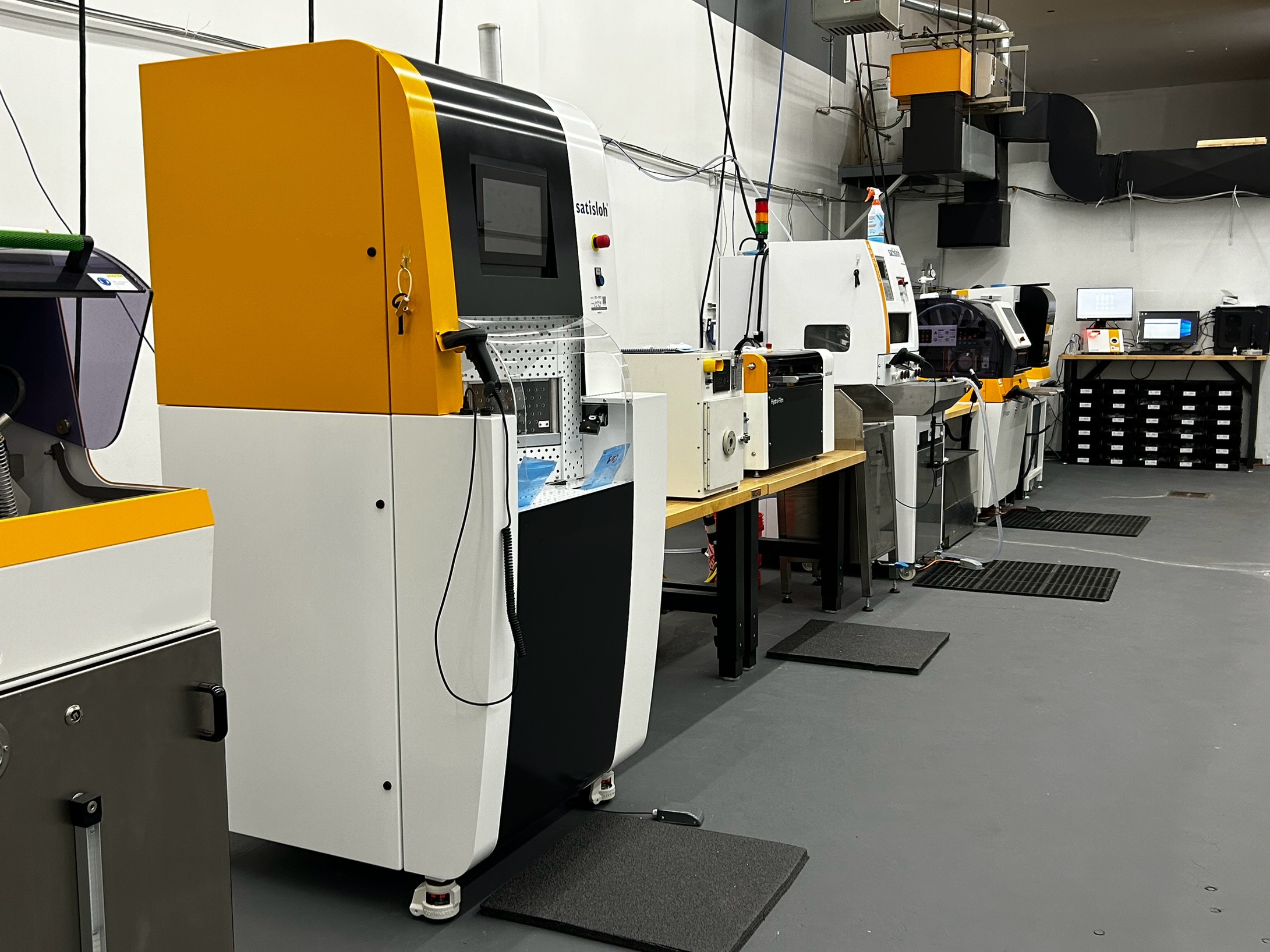 Freeform lens surfacing machine close-up